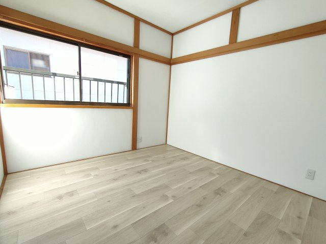 古河市東リノベーションハウスの洋室|〇2階洋室　4.5帖〇
南向きの4.5帖洋室。
陽当りもよく開放感のある空間です。
2025年11月撮影