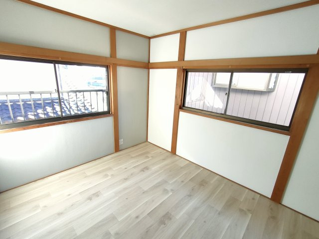 古河市東リノベーションハウスの洋室|〇2階洋室　6帖〇
南西側の角部屋です。大きな窓から光が差し込みます♪
2025年11月撮影