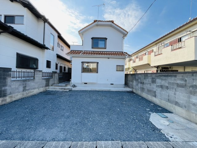 古河市東リノベーションハウスの玄関|〇玄関〇
木目調の温かみのある玄関♪灯りがついているので夜でも安心ですね！
2025年11月撮影