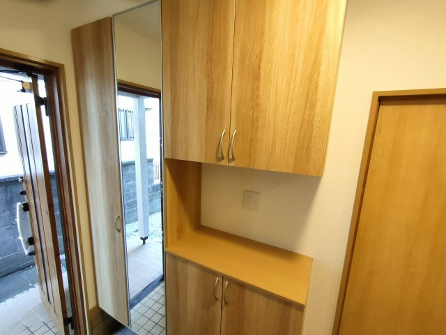 古河市東リノベーションハウスの玄関|〇玄関〇
大容量コの字型玄関収納。小物を置いてインテリアを楽しむことができます（＾＾）
2025年11月撮影