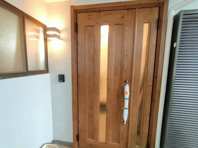 古河市東リノベーションハウスの玄関|〇玄関〇
木目調の温かみのある玄関♪灯りがついているので夜でも安心ですね！
2025年11月撮影