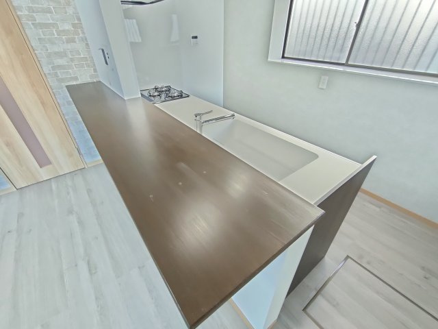 古河市東リノベーションハウスのキッチン|〇キッチン〇
自然光で明るい対面キッチン♪広々しているので、ご夫婦で会話を楽しみながらお料理をすることができます。
2025年11月撮影