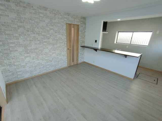 古河市東リノベーションハウスの居間・リビング|〇LDK〇
広々LDKは大きな家具を置いてもゆとりを持てます（＾＾）季節ごとにレイアウトを変えて楽しむのも良いですね♪
2025年11月撮影