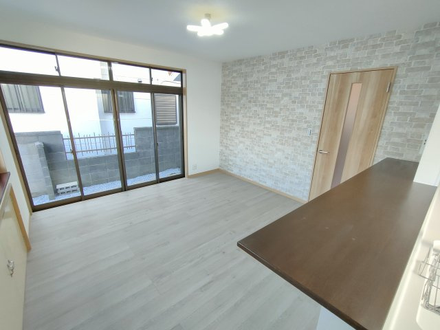 古河市東リノベーションハウスの居間・リビング|〇LDK〇
奥行きのあるリビング。対面キッチンなので、家族との会話を楽しみながら料理を作ることができます♪
2025年11月撮影