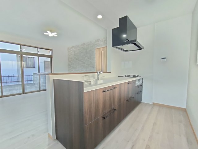 古河市東リノベーションハウスのキッチン|〇キッチン〇
開放感のある対面式キッチン。お料理しながら家族の顔が見られる安心感。キッチンとダイニングが近く食事の用意や片づけが楽々♪
2025年11月撮影