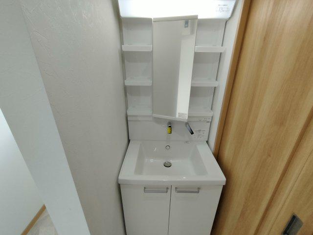 古河市東リノベーションハウスの独立洗面台|〇洗面化粧台〇　☆取り替え済☆
収納スペース豊富な洗面化粧台☆節水仕様になっているのでお財布にも環境にも優しくなっております♪
2025年11月撮影