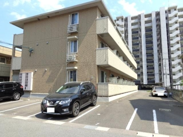 グラッサ新広の駐車場