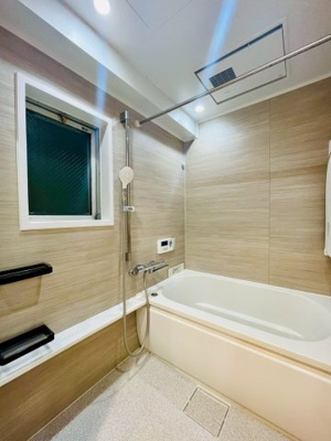 【浴室】 | 京橋南コーポ１号棟 | 木目調のパネルで、お部屋のようなリラックス空間を演出するバスルームです。