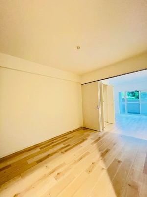 【洋室】 | 京橋南コーポ１号棟 | 洋室（約5.1帖）：洋室とLDKに隣接する、中央のお部屋です。