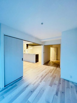 【その他】 | 京橋南コーポ１号棟 | 洋室（約6.7帖）：隣の洋室とは引き戸で仕切られていますので、開放すれば一体利用も可能。広々とした主寝室としてもおすすめ。