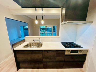 【キッチン】 | 京橋南コーポ１号棟 | 木目デザインでリビングに馴染むシステムキッチン。