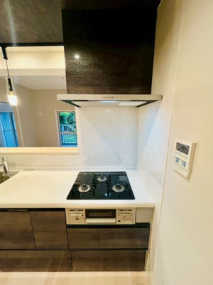 【キッチン】 | 京橋南コーポ１号棟 | 三口コンロでお料理も効率的に進められます。
