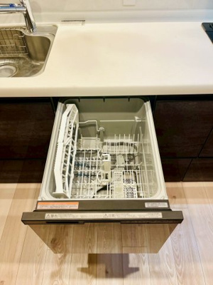 【キッチン】 | 京橋南コーポ１号棟 | 家事の時短に役立つ食洗機完備！浮いた時間は家族や自分のために使いましょう♪