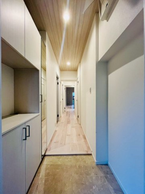 【玄関】 | 京橋南コーポ１号棟 | 毎日通る玄関。天井も木目デザインで温かみのある内装です。