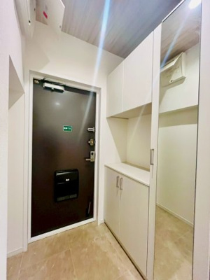 【玄関】 | 京橋南コーポ１号棟 | 全身鏡付きのシューズボックス。天板部分には、鍵を置いたり小物を飾ったりできます。