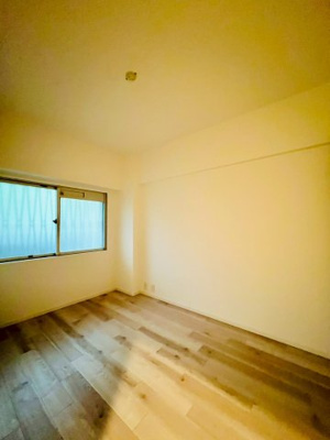 【洋室】 | 京橋南コーポ１号棟 | 洋室（約5.5帖）：飽きのこないシンプルな内装。濃淡のあるフローリングは、どんなテイストの家具にもよく似合います。