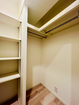 【収納】 | 京橋南コーポ１号棟 | 廊下のウォークインクローゼット。ハンガーポールと可動棚で充実の収納スペース。