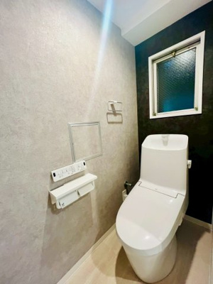 【トイレ】 | 京橋南コーポ１号棟 | 温水洗浄便座完備の洋式トイレ。手元で操作できる壁面リモコンで快適な使い心地。