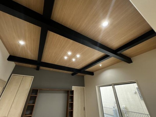 【未入居】入間郡毛呂山町市場中古住宅の居間・リビング|リビング天井です