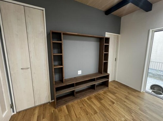 【未入居】入間郡毛呂山町市場中古住宅の居間・リビング|TVラック