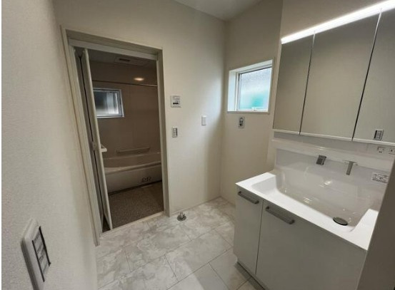 【未入居】入間郡毛呂山町市場中古住宅の独立洗面台|朝の身支度に欠かせない洗面台です！