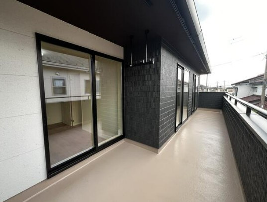 【未入居】入間郡毛呂山町市場中古住宅のバルコニー|ワイドバルコニーです