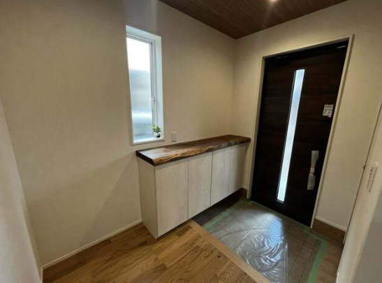 【未入居】入間郡毛呂山町市場中古住宅の玄関|ゆったりとした玄関です