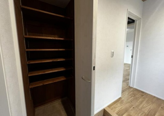 【未入居】入間郡毛呂山町市場中古住宅の玄関|玄関収納です