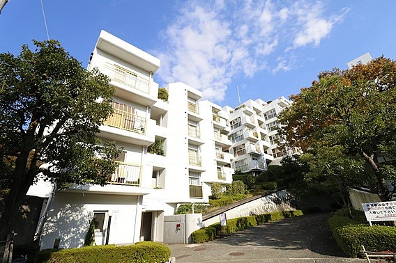 千里山ロイヤルマンションA棟の外観