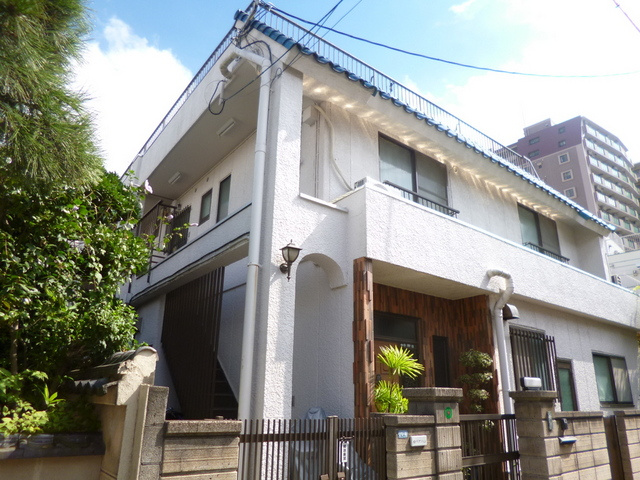 粉川マンションの外観|入口側の外観です。