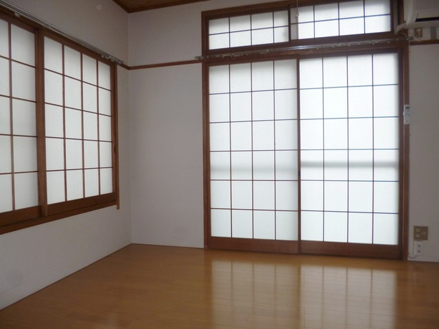 粉川マンションの洋室|角部屋なので二面採光。