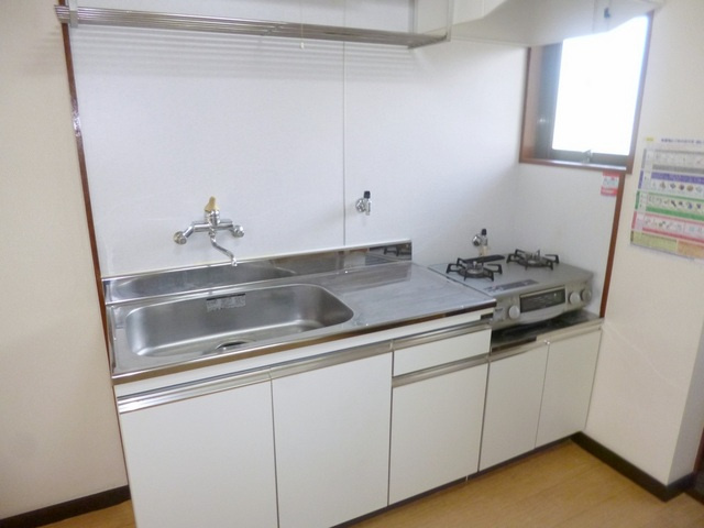 粉川マンションのキッチン|キッチンに窓あります。