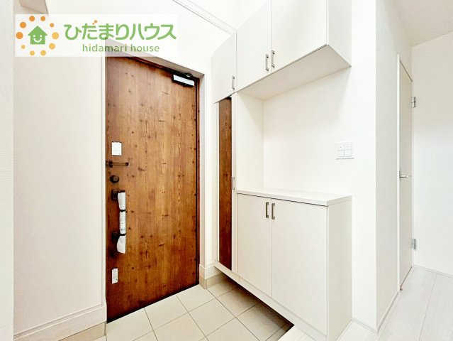 【玄関】 | 牛久市さくら台1丁目4期　新築戸建　1号棟 | 靴で溢れかえっていた玄関も、大きなシューズボックスと、玄関横のクロークでスッキリ解決！玄関は「その家の顔」とお考えの方にオススメの広さです。