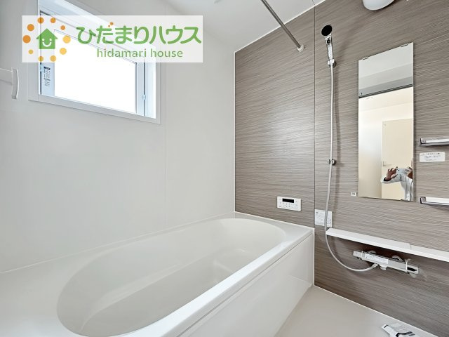 【浴室】 | 牛久市さくら台1丁目4期　新築戸建　1号棟 | 何歳まで一緒に入ってくれるだろうか・・・。
広いお風呂は、お子様と一緒に入るバスタイムがより楽しくなります。