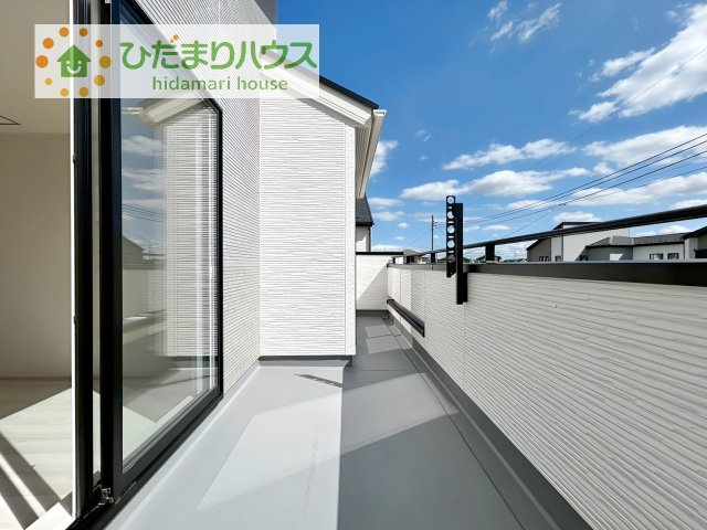 【バルコニー】 | 牛久市さくら台1丁目4期　新築戸建　1号棟 | 広々としたバルコニーは、大量の洗濯物を干しても余裕！お布団だって、家族全員分をいっきに干せますね(^O^)