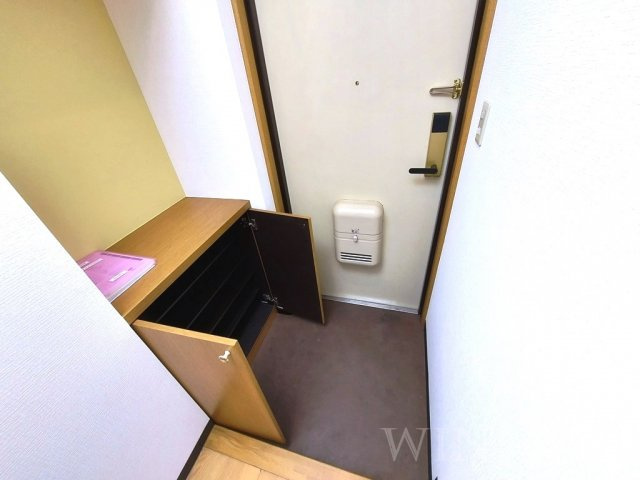 サン・フォレスト B棟の玄関