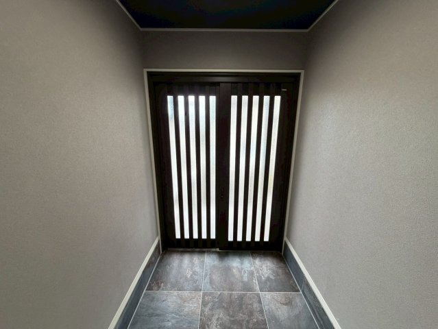 坂上町　　フルリフォーム済みの玄関|間口が広く、靴の着脱がしやすい玄関。