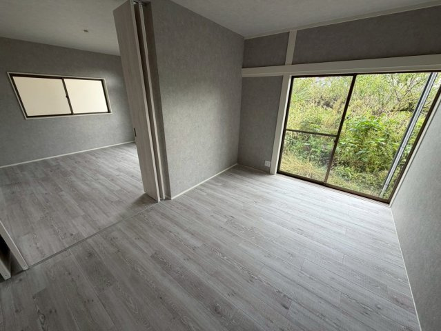 坂上町　　フルリフォーム済みの洋室|LDKに隣接した洋室。客間としても寝室としても用途に合わせて活用できます◎