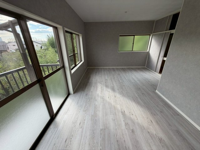 坂上町　　フルリフォーム済みの洋室|大きめの窓で十分な採光があるので、日中は明るく心地よい日差しを感じながら過ごせます♪