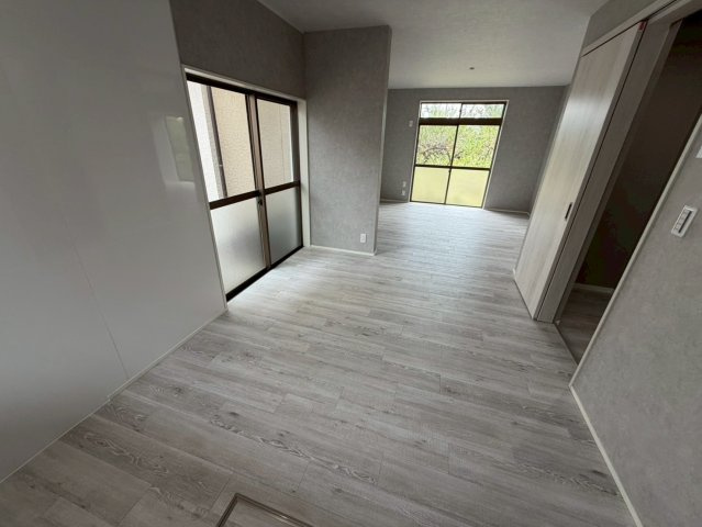 坂上町　　フルリフォーム済みの居間・リビング|明るく開放感のあるリビング。