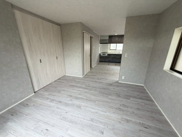 坂上町　　フルリフォーム済みの居間・リビング|陽当たりの良い明るいリビング☆毎日家族が笑顔で生活する空間♪