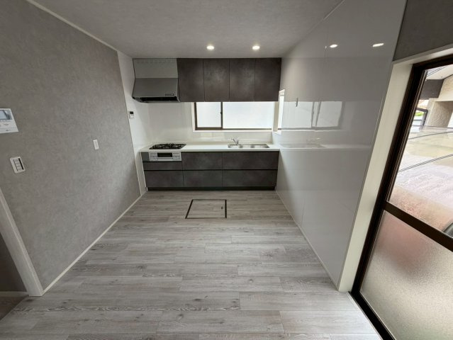 坂上町　　フルリフォーム済みのダイニング|ダイニングテーブルを置くスペースが十分確保できます！