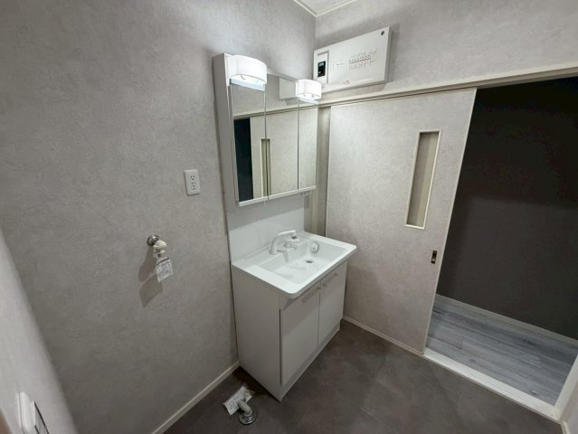 坂上町　　フルリフォーム済みの独立洗面台|三面鏡付シャンプードレッサー洗面台で朝の忙しい準備も楽々♪