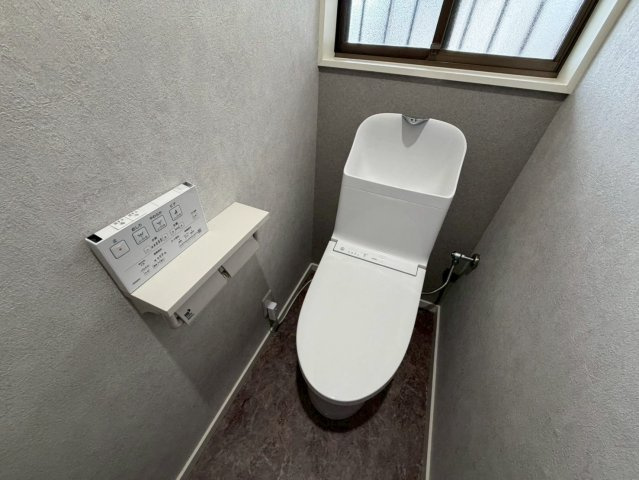 坂上町　　フルリフォーム済みのトイレ|清潔感のあるトイレです。窓もあるので換気もバッチリです！