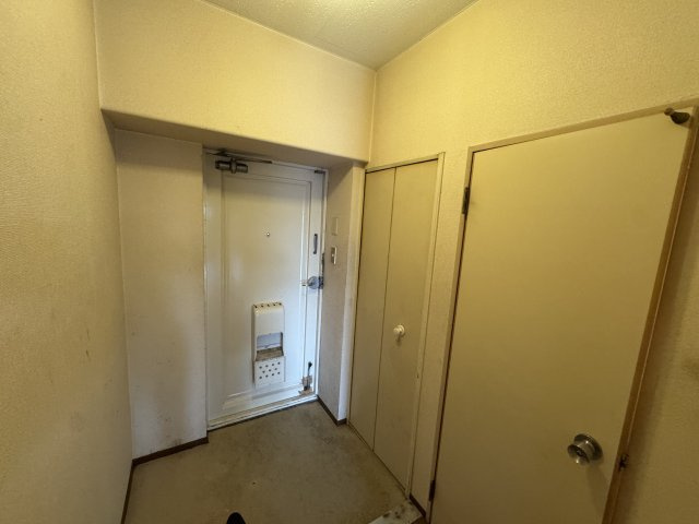 －三丁目不動産-　本庄スカイハイツB棟4階　EV付の玄関