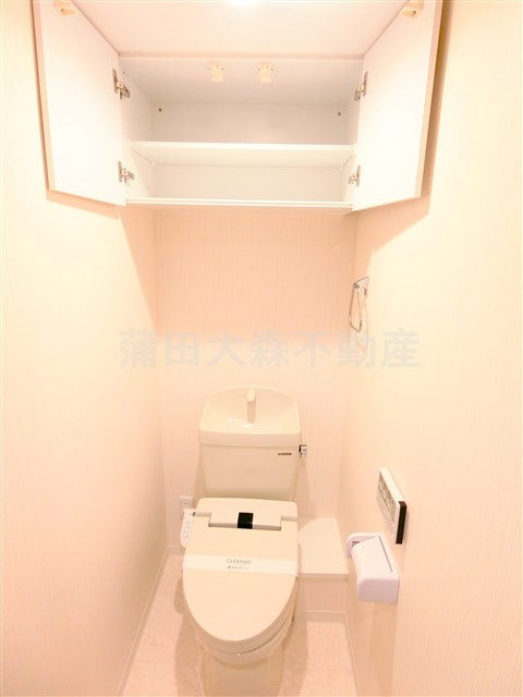ウェルスクエアイズム蒲田@仲介手数料無料のトイレ|棚収納　温水洗浄便座付　トイレ