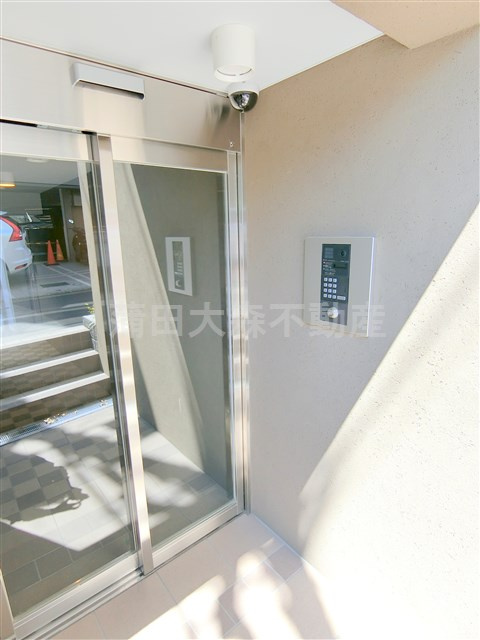 ウェルスクエアイズム蒲田@仲介手数料無料のエントランス|防犯カメラTVモニター付オートロック　エントランス