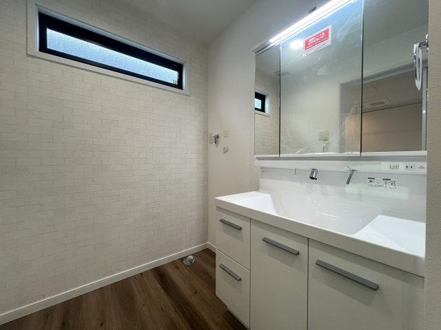 全室６帖超え！開けた眺望に気分も上々⤴旭区川井本町 新築戸建の独立洗面台|独立洗面台、小物を置くことができて便利です
