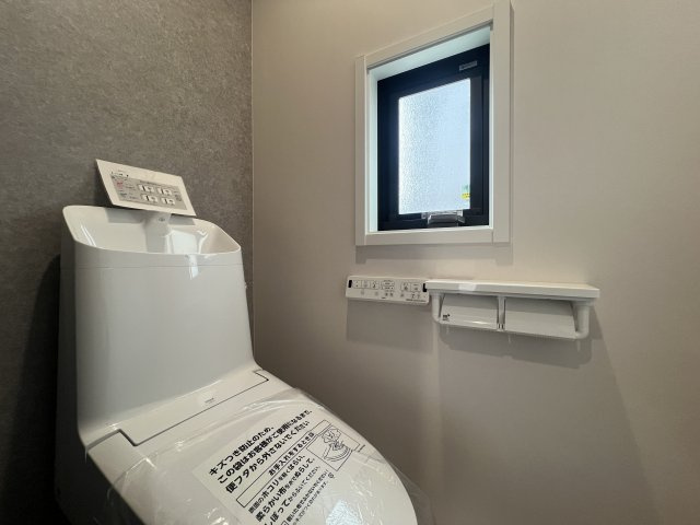 全室６帖超え！開けた眺望に気分も上々⤴旭区川井本町 新築戸建のトイレ|落ち着いた色調のトイレです