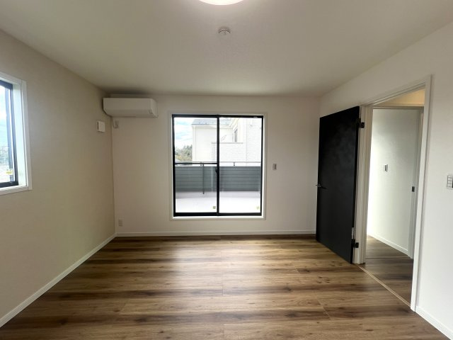 全室６帖超え！開けた眺望に気分も上々⤴旭区川井本町 新築戸建の洋室|落ち着いた色調の洋室です